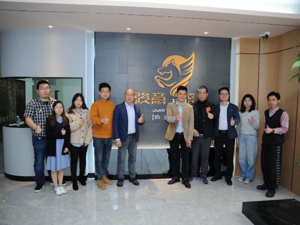 广东省工业设计协会一行领导莅临大菠萝视频网址APP设计参观